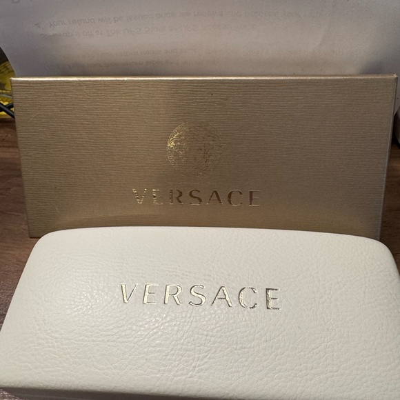 ❌SOLD❌VERSACE 4270GB1/T5 Studded Cat Eye Sunglasses Black Frame Gradient Grey - Picture 4 of 11